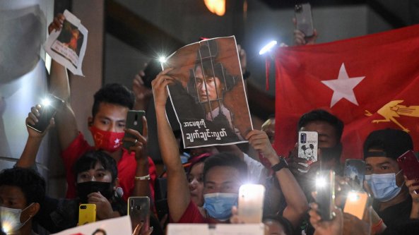 Myanmar: pentole, fiocchi rossi e disobbedienza civile, così la società sfida i golpisti