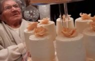 Una serenata per nonna Eugenia che compie cent'anni: 