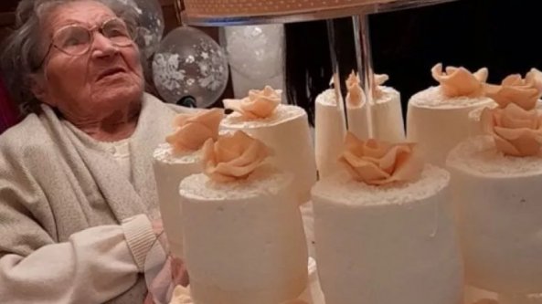 Una serenata per nonna Eugenia che compie cent'anni: 