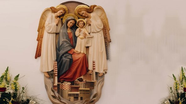 La Madonna tra le ciminiere Ilva, polemica a Taranto sul bassorilievo nella chiesa del Tamburi: 