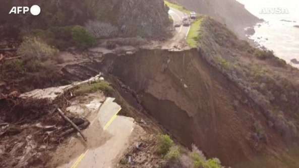 Sprofondano nel Pacifico 50 metri di autostrada: le immagini aeree