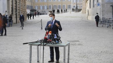 Conte con Zingaretti schiera i 5S per il sì a Draghi. Ma il governo politico può essere un ostacolo