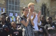 La regina Elisabetta mette alle strette Harry e Meghan. Ora rischiano