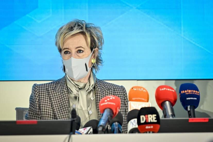 Sputnik, Pfizer, specializzandi: le richieste di Moratti ad Arcuri