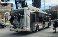 Per non pagare il biglietto a Roma si viaggia così...