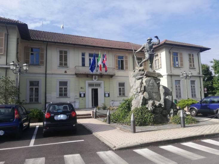Comune del torinese finisce nella bufera: 