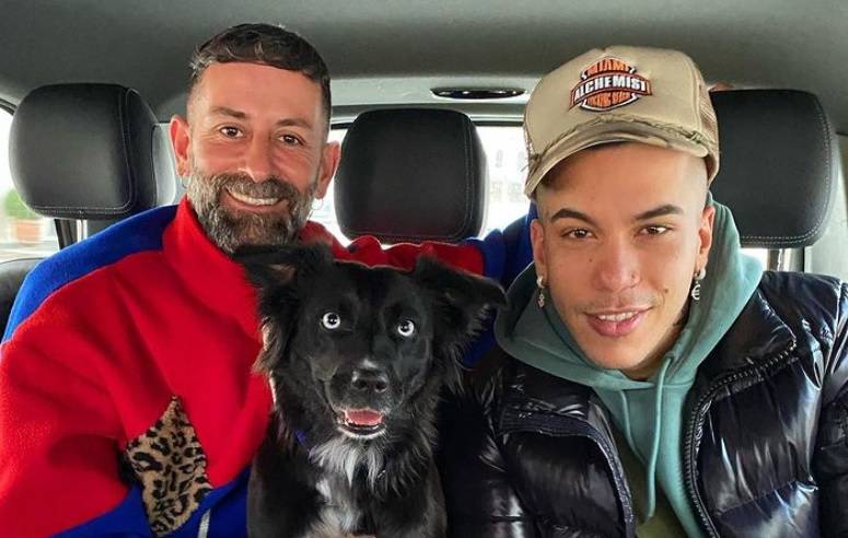 Sfera Ebbasta apre un fast food a Roma e si presenta senza mascherina