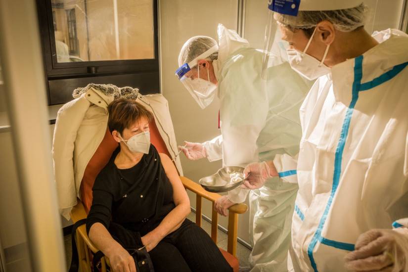 Ippolito, Spallanzani: “Vietare ristoranti e aerei a chi non si vaccina”