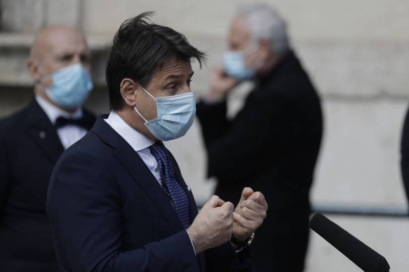 Al vertice 5S pure Conte. E Grillo vieta i telefonini: 