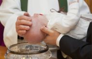 Immersione rituale choc. ​Bimbo riceve battesimo poi la morte inaspettata