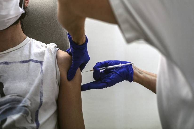 Vaccino, spunta la terza dose? ​Ecco perché serve un 