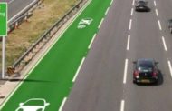 Cammini e ti ricarichi: più autonomia con l'energia induttiva per le auto elettriche