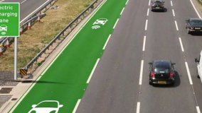 Cammini e ti ricarichi: più autonomia con l'energia induttiva per le auto elettriche