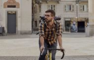 Il libraio risorge dalla crisi col delivery in bici: l'omaggio di Google