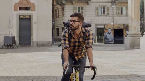 Il libraio risorge dalla crisi col delivery in bici: l'omaggio di Google
