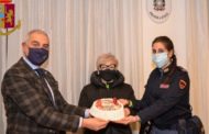 Donna vittima di violenza porta una torta ai poliziotti dopo la condanna dell'ex: 