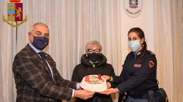 Donna vittima di violenza porta una torta ai poliziotti dopo la condanna dell'ex: 