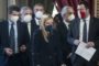 Evento sotto la pioggia all'Eliseo e Macron si improvvisa 'ombrellino'
