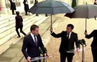 Evento sotto la pioggia all'Eliseo e Macron si improvvisa 'ombrellino'
