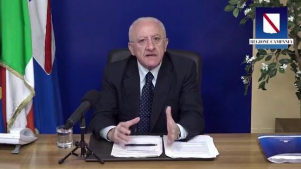 De Luca e il tavolino di Conte: 