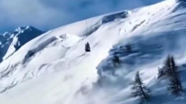 Valanga controllata: troppa neve con comprensori chiusi, così l'elicottero provoca il distacco