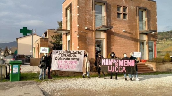 La protesta davanti alla farmacia che si rifiuta di dare la pillola del giorno dopo