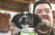 La lunga attesa di Billy, il cane che aspetta a casa il padrone malato di Covid