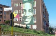 Il sorriso di Willy sulla palazzina dove abitava: il murale di Lucamaleonte