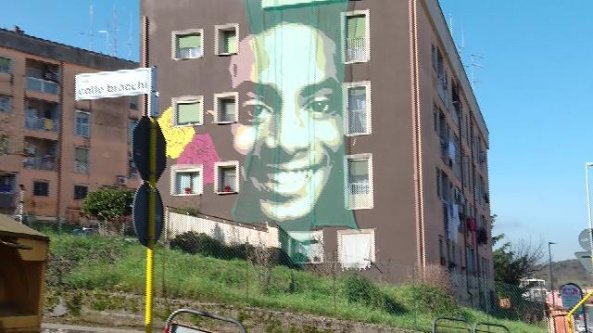 Il sorriso di Willy sulla palazzina dove abitava: il murale di Lucamaleonte