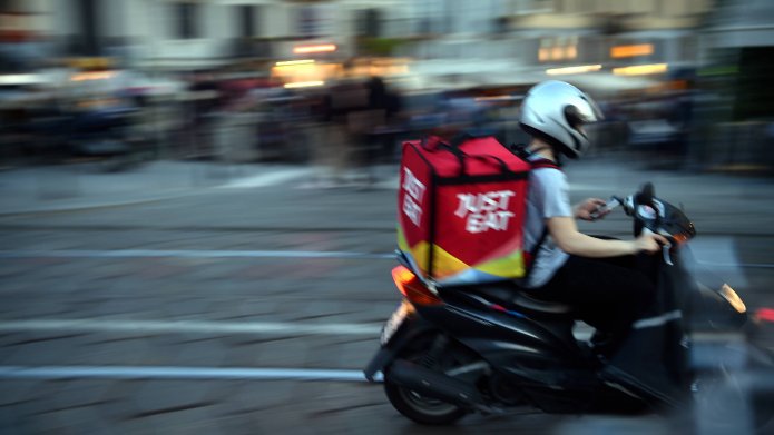Svolta Just Eat, rider assunti come dipendenti. Si parte a Monza da marzo