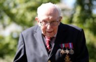 Regno Unito, morto di Covid a 100 anni il capitano Tom, eroe della raccolta fondi per la sanità