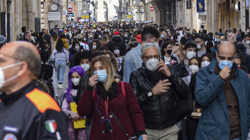 Shopping e movida, scattano le chiusure nel centro di Roma. La sindaca: 