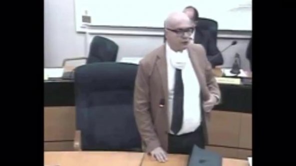Il presidente Toma chiede un giuramento d'onore sui vaccini e inciampa nei verbi: 