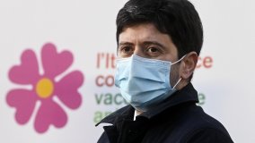 Vaccini, ecco il nuovo piano. Da lunedì si parte anche con prof, forze dell'ordine e detenuti