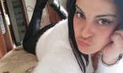 Una donna è stata accoltellata a morte e l'ex compagno è sparito nel nulla