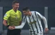 Ronaldo non si fida della Goal line technology e controlla l'orologio dell'arbitro    