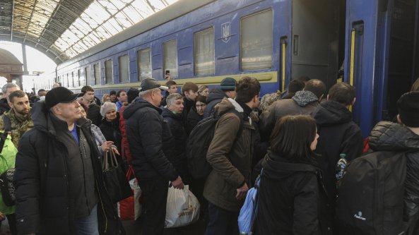 Polonia, la paura al confine ucraino tra chi ricorda Hitler: “Ora impariamo a usare le armi”