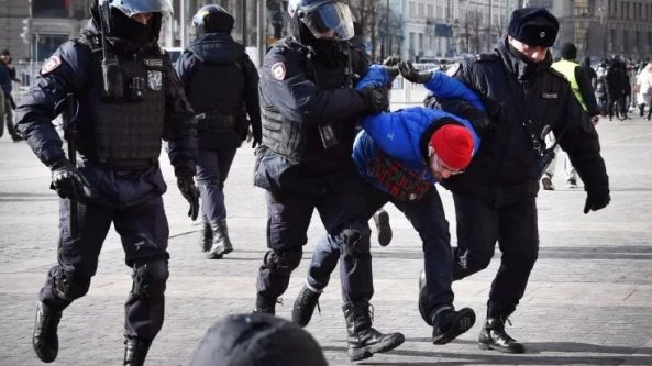 La repressione a Mosca. Il buio dopo l’arresto: insulti e torture nei commissariati russi