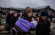 “Bombe sui corridoi umanitari”. I profughi dall'Ucraina sono già due milioni