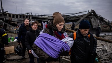“Bombe sui corridoi umanitari”. I profughi dall'Ucraina sono già due milioni