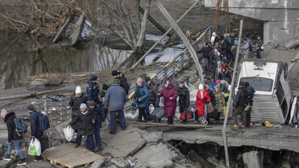 Ucraina, la Russia fa fallire i corridoi umanitari: “Un bluff”