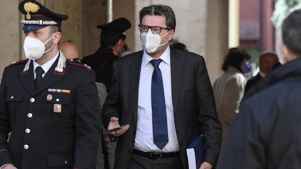 L’Italia può perdere i miliardi di Intel. Giorgetti contro Colao