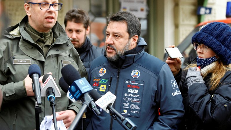 Lega, la solitudine del leader nel partito che non si fida più: 