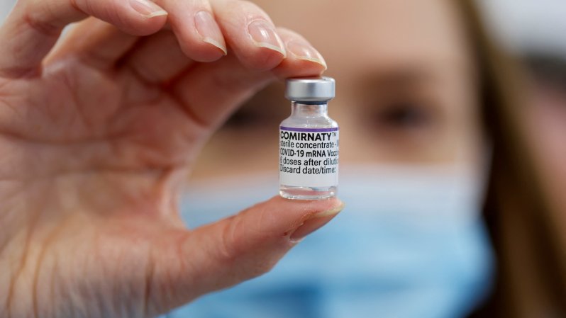 Vaccini fermi e meno controlli, l’effetto relax fa correre il virus