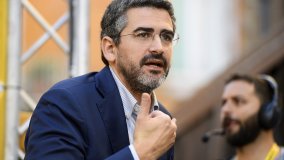 M5S in fibrillazione, Fraccaro fa i complimenti alla deputata anti-armi