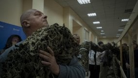 Ucraina, nel mirino dei russi un’altra centrale atomica. “Così cadrà Odessa”