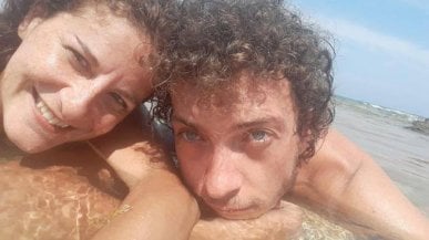 Il giallo della ragazza caduta dalla finestra, indagato il fidanzato: omicidio volontario