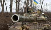 I russi bombardano Leopoli, al confine con la Polonia. Si stringe la morsa su Kiev