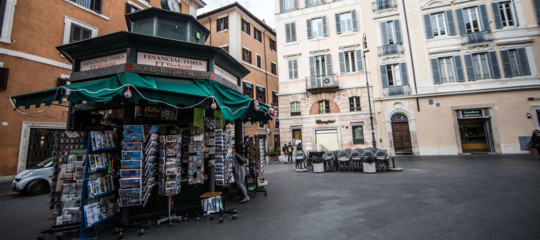 Stampa e Palazzo: sulle prime pagine il piano anti-rincari e l'accoglienza dei profughi