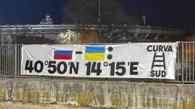 Lo striscione choc di Verona, la Procura indaga per odio razziale. Fico: “Vergogna”. Chiusa la curva